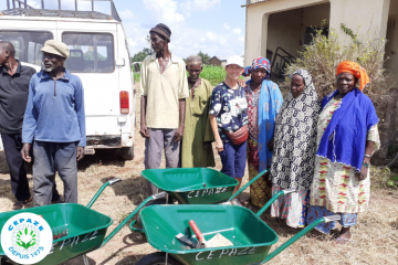 Photo prise lors de la remise des kits de compostage aux bénéficiaires du projet “Agriculture Durable” à Dendiela (Mali)