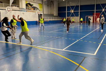 les jeunes filles en plein exercice de basket