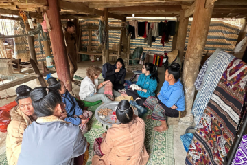 Yvonne discutant avec les tisserandes de l'ethnie Lao près de Dien Bien Phu