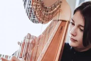 Kikuko Dachy, harpiste, lauréate 2022 du Prix Monique Rollin.