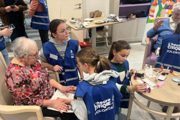 Jeunes volontaires de L'Heure civique du collège Sainte-Marie de Chavagnes-en-Paillers (Vendée) à la résidence Ranfray (Ehpad). Crédit : L'Heure civique. 