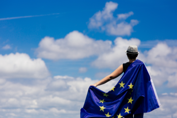 Olivier Bruyeron, président de Coordination SUD, appelle les candidats aux élections européennes à construire une Europe de la solidarité internationale. Crédit : Shutterstock. 