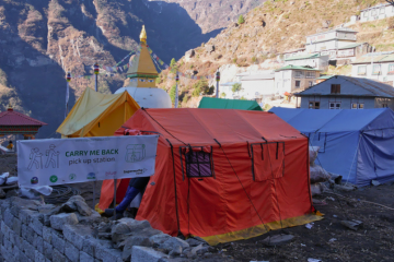 Le projet « Carry me back » demandent aux touristes qui visitent l'Himalaya de repartir avec de petits sacs d'ordures. Crédits : Timon Schneider/iStock