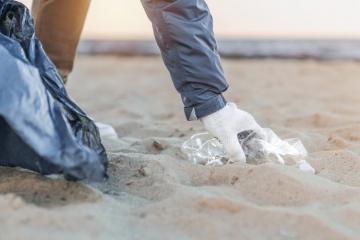 Le ramassage de déchets s'effectue souvent sur les plages. Crédits : iStock.