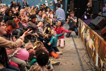 © Louise ALLAVOINE / les familles sous une pluie de paillettes durant le Drag Show