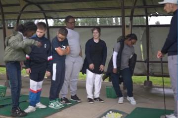 Les enfants de l'IME des Papillons Blancs de Conflans-Sainte-Honorine lors de leur séance de paragolf