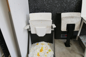 Les sièges du Centre aquatique olympique ont été réalisés à partir de déchets d'emballages cosmétiques et de bouchons en plastique jaune. Crédit : Élisabeth Crépin-Leblond 