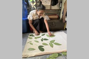 Noe Noe pratiquant la technique de l'ecoprinting