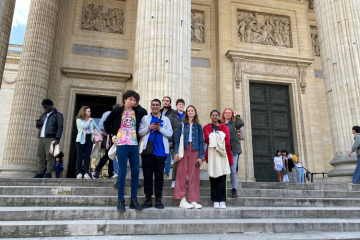 Les jeunes de la Missions locale de la Vallée de Montmorency devant le Panthéon
