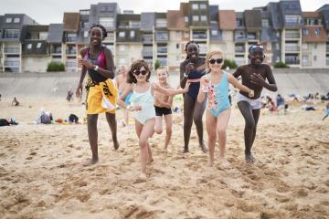 Carrefour soutient la campagne nationale des Vacances grâce aux Boîtes à bonheur