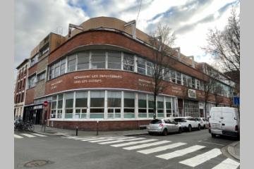L'ancien centre social des usines Valeo accueille désormais le tiers-lieu culturel Mains d'oeuvres, à Saint-Ouen. Crédit : Carenews.