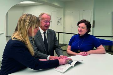 Thierry Jeantet, Président de la Fondation, et Mathilde Lerosier, sa Déléguée générale, avec Camille Dorival, Directrice de la rédaction de Carenews, le média des acteurs de l’engagement.