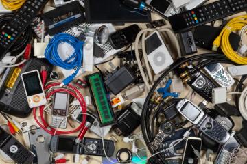Le réseau Envie collecte, participe au réemploi et recycle des déchets d'équipements électriques et électroniques. Crédits : iStock.
