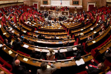 Amendements « prêts à l’emploi », pantouflage, … Un rapport de Greenlobby dénonce l’influence des grandes entreprises industrielles dans la fabrique de loi 