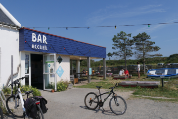 Implantée sur la presqu’île de Gâvres dans le Morbihan, Maison Glaz est un tiers-lieu qui s’est donné pour mission de faire vivre à l’année le littoral tout en explorant les possibilités de résilience face au changement climatique. Crédit : Elisabeth Crépin-Leblond.