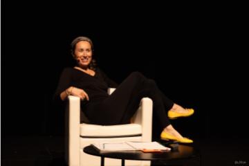 Dans « Un futur s’il vous plaît », Laura Caniot-Genevois raconte comment, « ex-petite fille sage », elle est devenue une « guerrière joyeuse et positive » de la cause écologique. Crédit : @o_filtree - Simon Cénet.