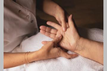 Une Luciole dans la Nuit introduit la réflexologie palmaire dans ses soins de support