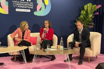 Axelle Davezac, directrice générale de la Fondation de France, Claire Thoury, présidente du Mouvement associatif, et Benoît Hamon, président d'ESS France, intervenaient en ouverture du Fnaf, le 13 novembre à Paris. Crédit : Carenews. 