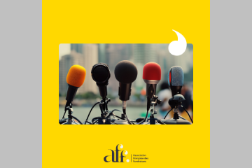 Cinq micros de différentes couleurs et formes alignés en premier plan, sur un fond urbain avec des buildings.