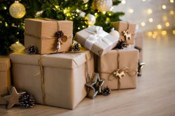 Des cadeaux immatériels, de seconde main ou fabriqués de manière à limiter l'impact environnemental, réduisent les émissions de gaz à effet de serre liées aux fêtes. Crédits : iStock.