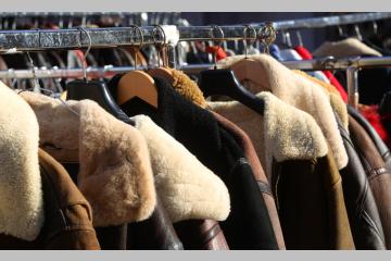 La seconde main n'est pas encore totalement rentrée dans les habitudes. Crédit : iStock.