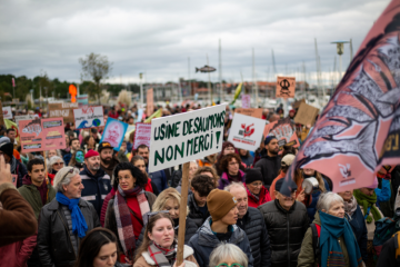 Des ONG et députés réunis pour mettre fin aux projets « d’usines terrestres de saumon » 