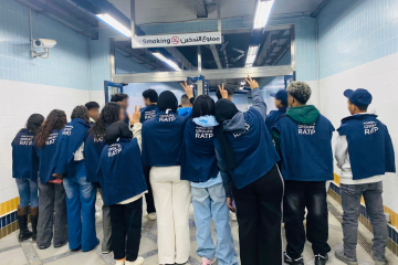 Jeunes bénéficiaires du projet "Bridges of opportunities" dans la station Heliopolis de la ligne 3 du métro du Caire, exploité par le groupe RATP 