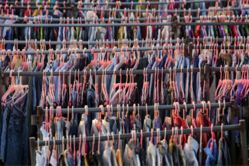 Fast fashion : des associations dénoncent le blocage de la loi  