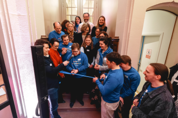 Des colocataires, les fondateurs de Fratries et des partenaires de l'organisation, ainsi que la ministre Camille Galliard-Minier, le 2 avril, dans la maison parisienne. Crédit : Steven Roussel.