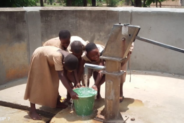 Chantier de réparation du forage EPP Awagomé : l'eau coule à nouveau. Crédit : Écoles et Amitié 