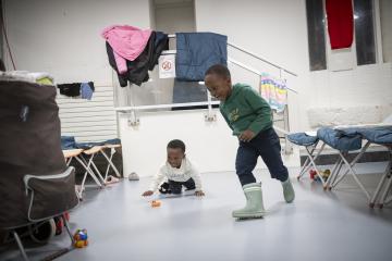 À l'accueil de nuit d'Orléans : « On fait face ». Deux des trois enfants de Joyce jouent en attendant le repas du soir.