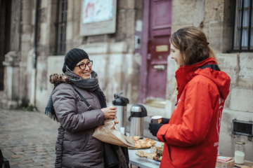 Quelques centimes en caisse : l’impact de la solidarité des clients Carrefour face à la précarité