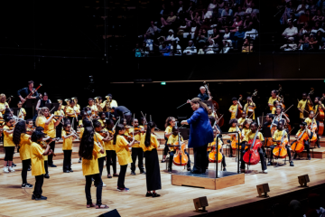 Démos, un dispositif pour faire jouer dans des orchestres des enfants éloignés des instruments 