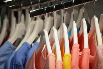 Adoptée définitivement, la loi visant à lutter contre la fast-fashion déçoit  
