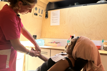 Camping-Care : des salons de soins itinérants au service des femmes en situation de précarité