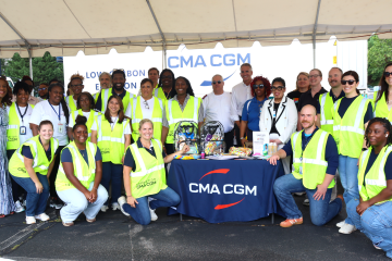 La Fondation CMA CGM et Feed the Children unissent leurs forces pour distribuer plus de 1 400 sacs à dos remplis de produits essentiels aux enfants de Norfolk