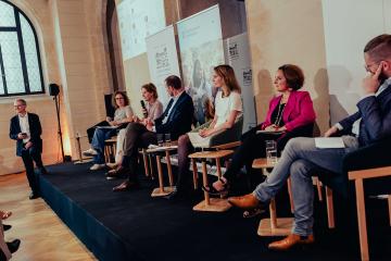 Les intervenants à une table ronde animée par les chercheurs Bruno Palier et Anne Bory évoquent la question de l'encadrement institutionnel de la philanthropie. Crédit : Nicolas Lascourrèges.