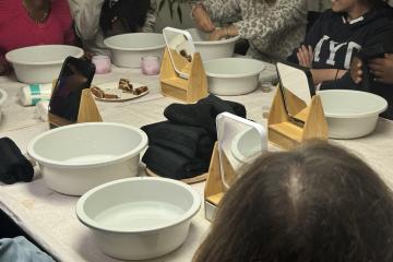 Femmes faisant des soins du visage