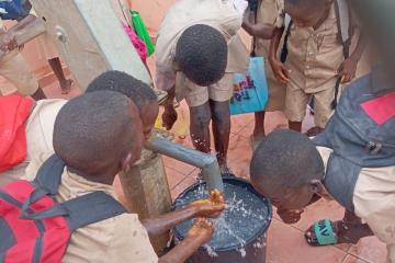 Accès à l’eau et éducation : à Wli Mivakpo, un forage change le quotidien de toute une école