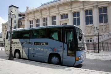 Le barreau de Paris : le bus de la solidarité et des avocats héros !