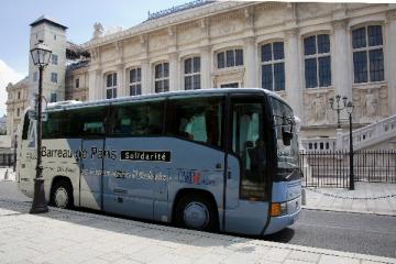 Le barreau de Paris : le bus de la solidarité et des avocats héros ! 