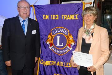 Le Lion's club remet un chèque de 1000€ à l'association
