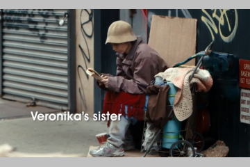 Ils ne reconnaissent pas leurs parents SDF dans la rue