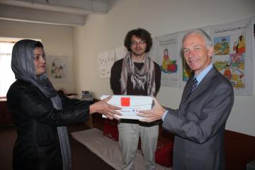 L’Ambassadeur de France à Kaboul visite l’école historique d’Afghanistan Libre !