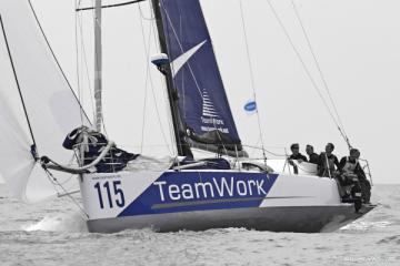 Route du Rhum, les enfants malades visitent le bateau de Bertrand Delesne