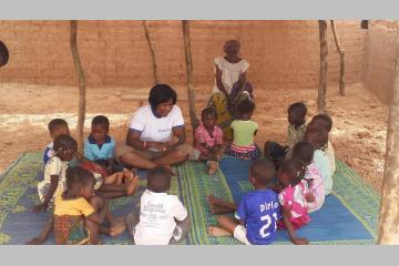 Activités de groupe pour les enfants au Burkina Faso