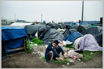 Les associations engagées aux côtés des migrants à Calais