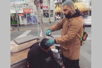 Ce coiffeur sillonne les rues pour couper les cheveux des sans-abris 