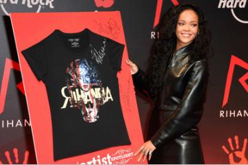 Rihanna crée des t-shirts pour sa fondation 