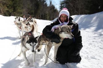 SOURIRE À LA VIE EN EXPÉDITION À CHIENS DE TRAINEAUX AU CANADA